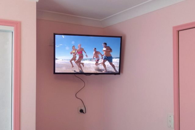 wall mounted 32" (81cm) full HD LED LCD TV